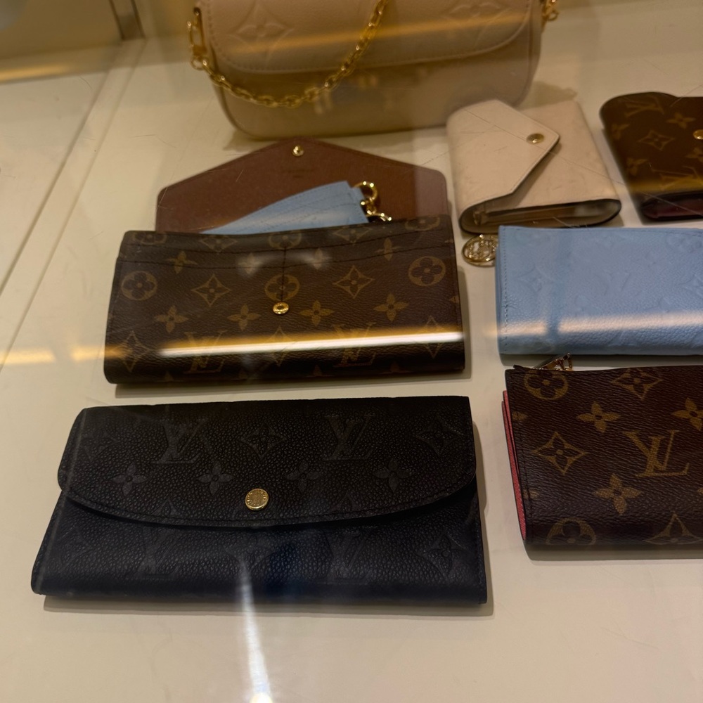 ONLY ONE LISTED AUTHENTIC LOUIS VUITTON SARAH WALLET with Box, Dust Bag, and 🎁!